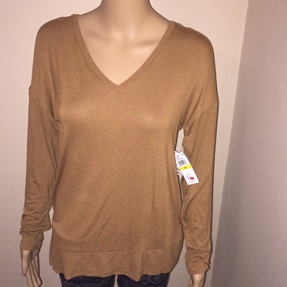 πΊπΈπΊπΈπΊπΈV Neck Topππ - Picture 1 of 5
